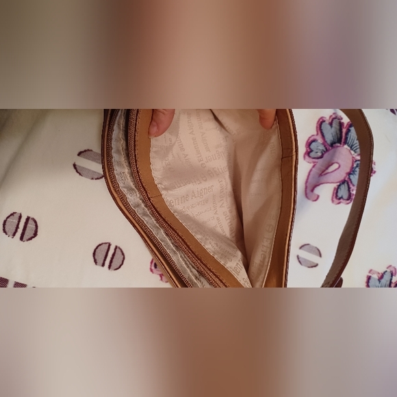 Etienne Aigner light brown/ tan leather shoulder handbag - Picture 10 of 16